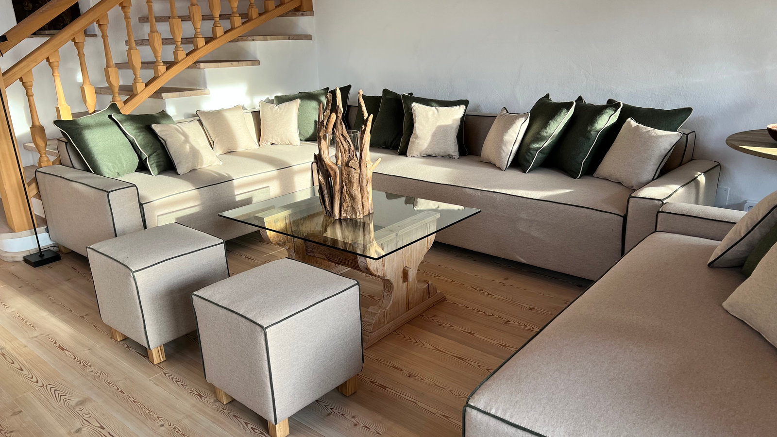 Modułowa sofa w salonie z drewnianymi schodami